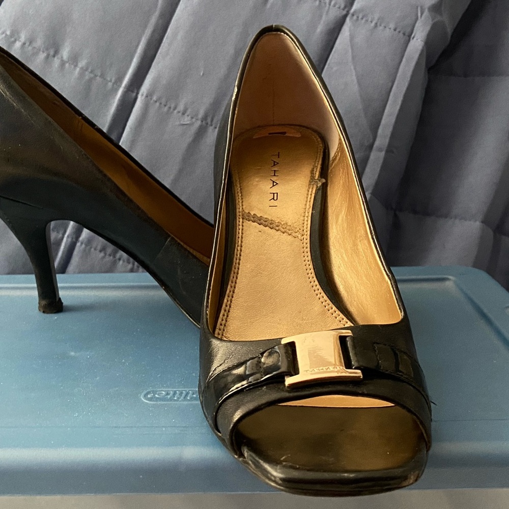 Black pumps